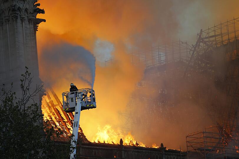 Die weltberühmte Kathedrale Notre Dame de Paris steht in Flammen.