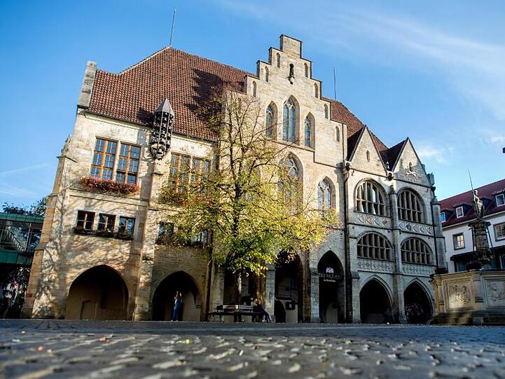 Das Rathaus auf dem Markt in Hildesheim leuchtet im Licht der Sonne.