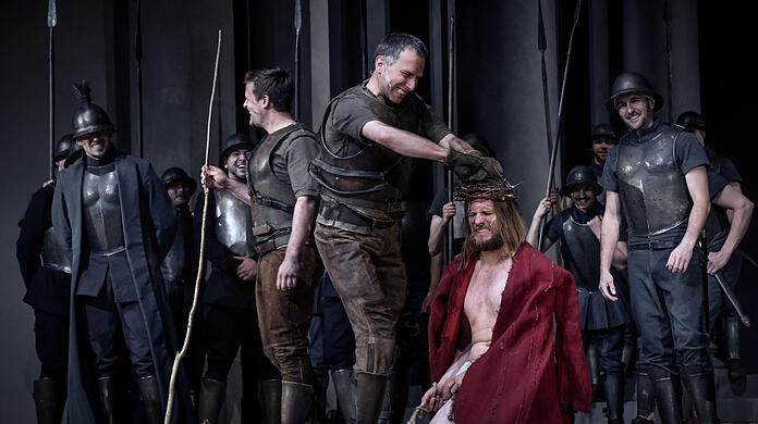 Die Dornenkrönung in der Oberammergauer Passion: Frederik Mayet ist als Jesus schlicht großartig.