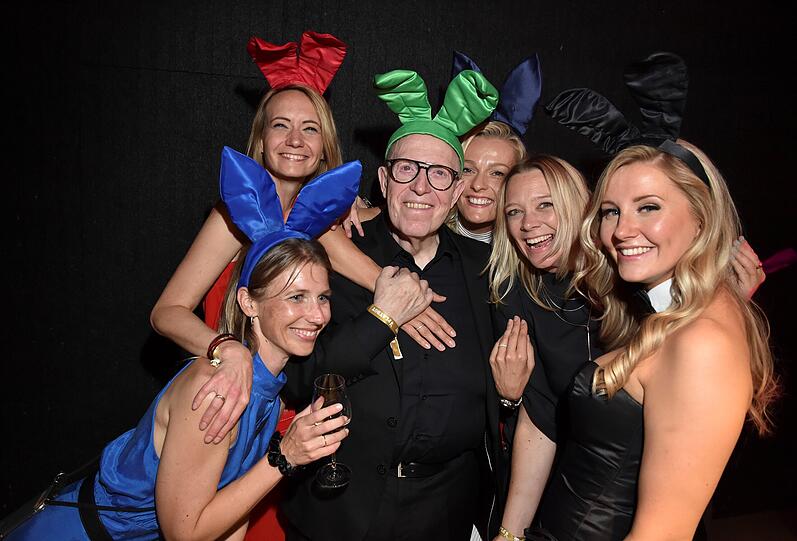 Reiner Calmund mit den Playboy-Bunnys.