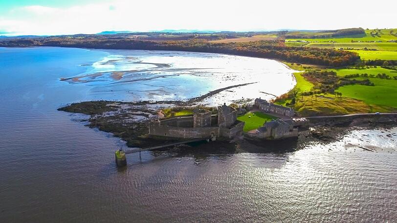 Blackness Castle in Schottland aus der Vogelperspektive: Hier ist die Serie "Outlander" schon gedreht worden.