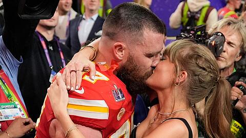 Popstar Taylor Swift küsst ihren Freund, Chiefs Tight End Travis Kelce, nach dem Sieg.