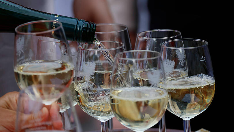 Am Wochenende können verschiedene Weine probiert werden (Symbolbild).