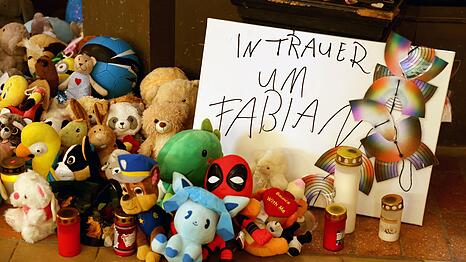 In der Marienkirche in Güstrow erinnern Plüschtiere und Grablichter an den getöteten Fabian.