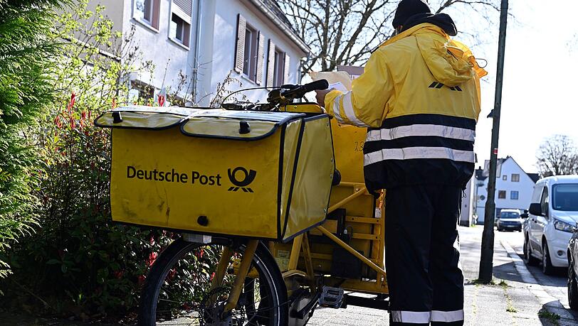 Die meisten Briefe tragen hierzulande Postboten der Deutschen Post aus. (Archivbild)