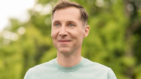 Sch&ouml;nheitschirurg und Attraktivit&auml;tsforscher Dr. St&eacute;phane Stahl hat das Buch "Wundersch&ouml;n - Warum wir dem Bann des &Auml;u&szlig;eren nicht entkommen" verfasst.