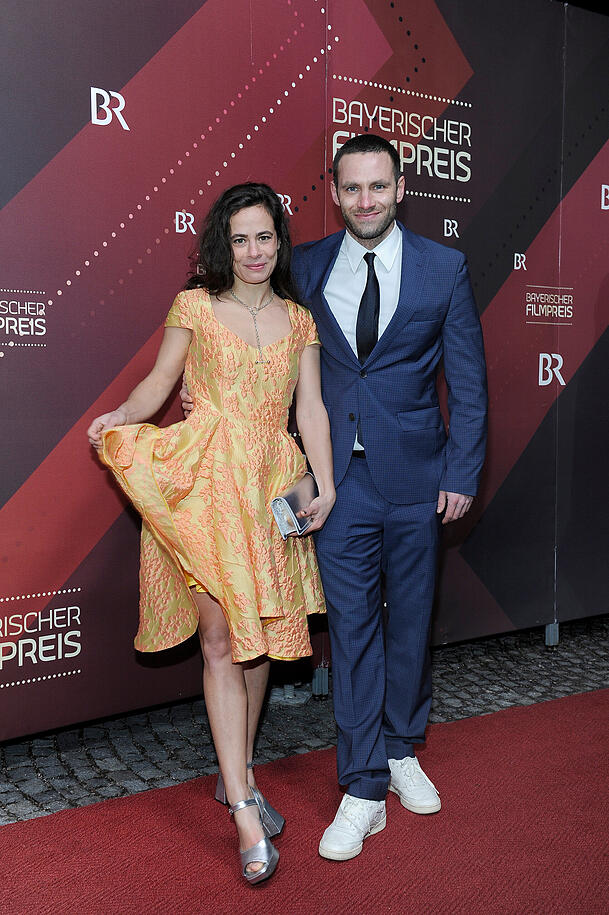 Maya Haddad ist mit Schauspieler Jonathan Müller liiert. Maya Haddad ist mit Schauspieler Jonathan Müller liiert.