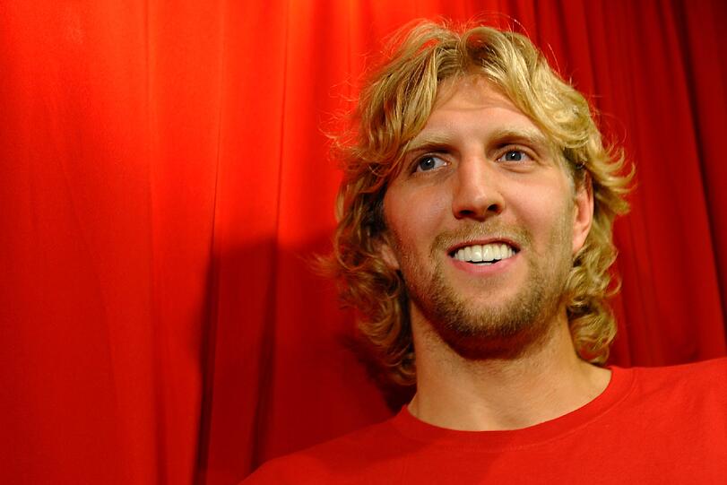 Dirk Nowitzki (33), Basketball-Superstar: &bdquo;Olympia ist ein Traum. Stellen Sie sich doch mal die Emotionen vor, die beim Einmarsch ins Münchner Olympiastadion unter dem historischen Zeltdach herrschen würden. Unser sportverrücktes Publikum würde die olympische Idee auf einer Welle der Begeisterung in die ganze Welt tragen.&ldquo;