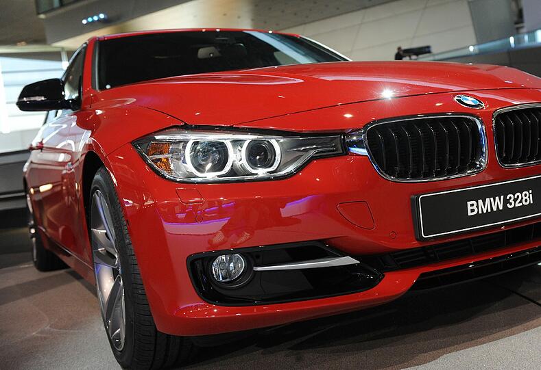 Ein BMW 328i steht am Freitag während der Präsentation des neuen 3er in München auf der Bühne in der BMW-Welt. Feierlich präsentierte BMW die sechste Generation des 3erBMWs.
