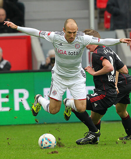 ARJEN ROBBEN: Da Ribéry auf der Bank blieb, rochierte der Niederländer von der rechten Seite nach links. Fremdelte zunächst, dann mit guten Flanken. Später links. Vergab frei vor Leno (58.) - das kurze Eck war die schlechtere Alternative. Torgefahr? Nur in Oranje.Note 4