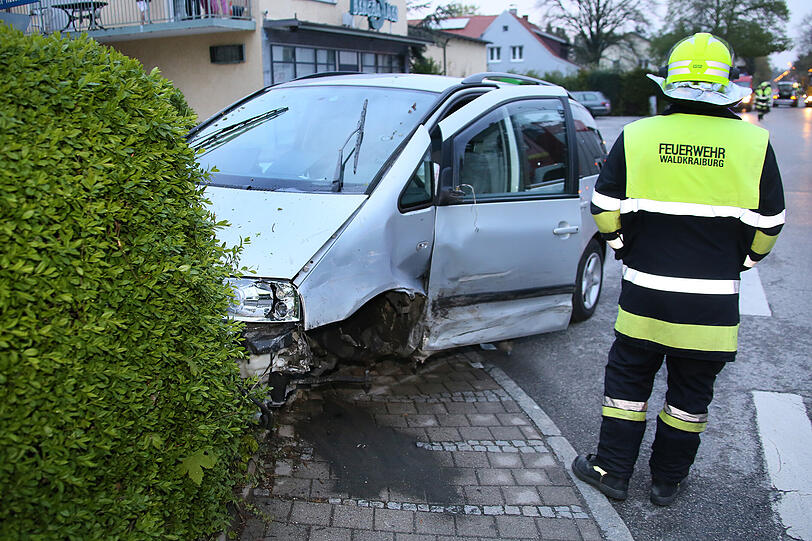 Durch die Wucht des Aufpralls schleuderte der Ford unkontrolliert durch die Straße.