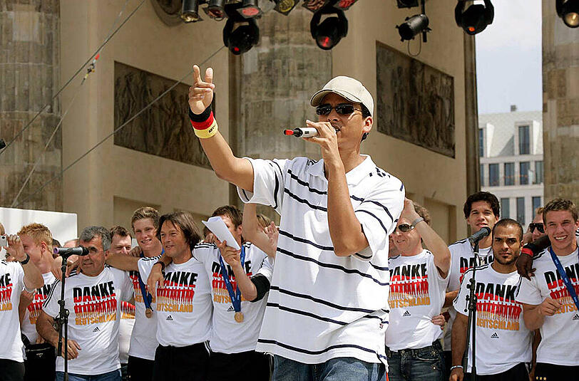 Das Wort des Jahres wird "Fanmeile": Hier singt Xavier Naidoo auf der Fanmeile in Berlin.