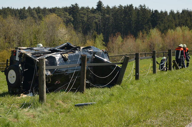 Der Land Rover einer vierköpfigen Familie hat sich am "Geltinger Berg" überschlagen. Die Bilder von der Unfallstelle.