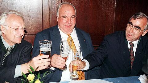Mit dem bayerischen Lebensgefühl wusste Helmut Kohl (M.) durchaus etwas anzufangen. Hier stößt er mit Theo Waigel (r.) und dem damaligen Ministerpräsidenten Edmund Stoiber an.