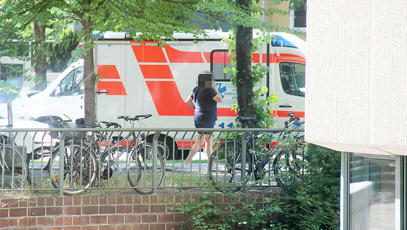 Die Angeklagte beim Verlassen des Gerichtsgebäudes.