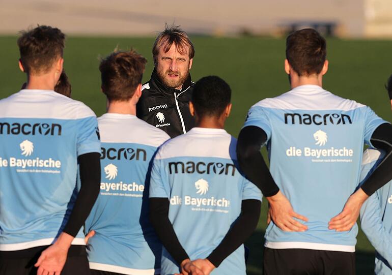 Gleich am ersten Tag des Trainingslagers bat Trainer Daniel Bierofka seine Spieler zum Training.
