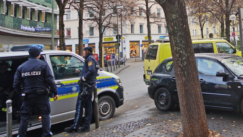 Eine Polizeistreife bei einem erneuten Einsatz am Mittwochnachmittag am Weißenburger Platz.