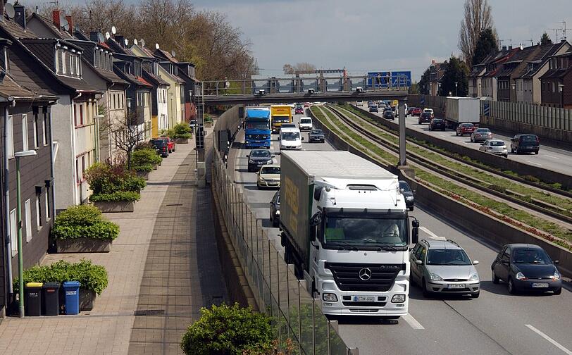 Wer so dicht an verkehrsreichen Strecken wohnt, sollte sich regelmäßig in leiser Umgebung erholen.