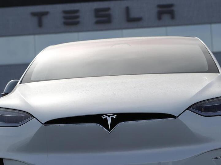 Dabei, dass alle Verkäufe nur noch online abgewickelt werden solle, bleibe es, betonte Tesla.