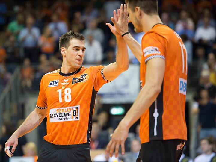 Pierre Pujol (l-r) von den Berlin Volleys klatscht Berlins Egor Bogachev ab. Foto: Lisa Ducret/Archiv