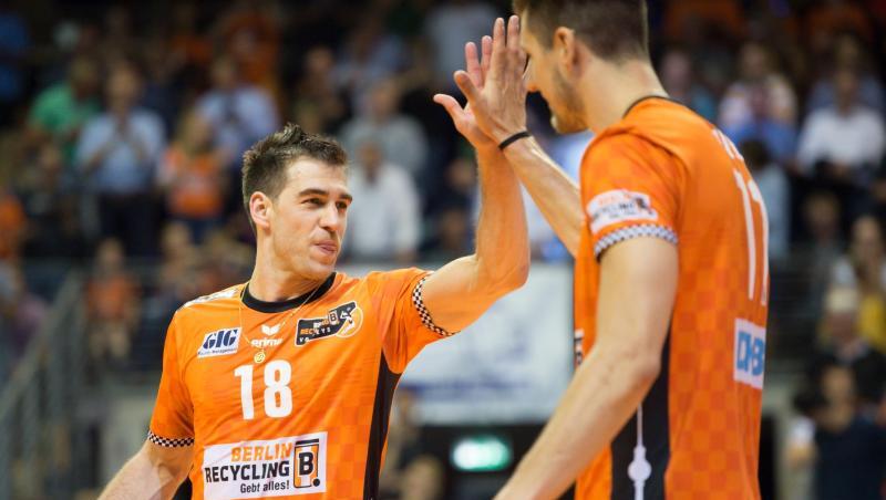 Pierre Pujol (l-r) von den Berlin Volleys klatscht Berlins Egor Bogachev ab. Foto: Lisa Ducret/Archiv Pierre Pujol (l-r) von den Berlin Volleys klatscht Berlins Egor Bogachev ab. Foto: Lisa Ducret/Archiv