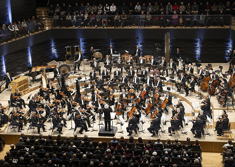 Simon Rattle und das BR-Symphonieorchester in der Isarphilharmonie.