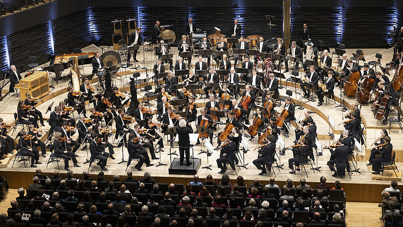 Simon Rattle und das BR-Symphonieorchester in der Isarphilharmonie. Simon Rattle und das BR-Symphonieorchester in der Isarphilharmonie.