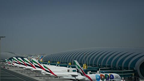 Emirates-Flugzeuge werden nach der Schlie&szlig;ung des Dubai International Airport geparkt.