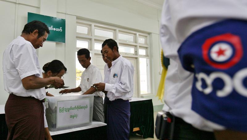 Wahlhelfer zählen die Stimmen nach der Wahl in Birma aus. Wahlhelfer zählen die Stimmen nach der Wahl in Birma aus.