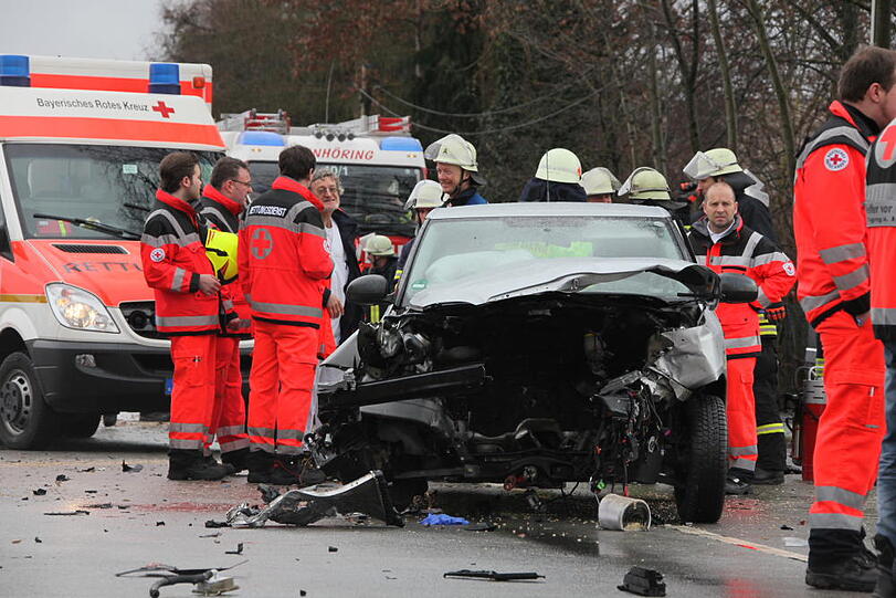 Im Landkreis Altöttingen kam es am Samstagvormittag zu einem schweren Zusammenstoß dreier Fahrzeuge. Die Bilder vom Unfallort.