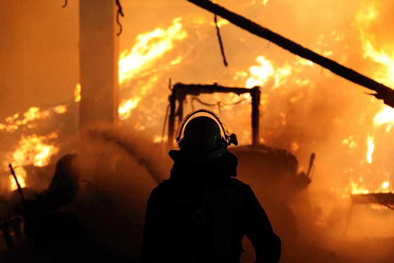 Spektakuläre Bilder: In Gangkofen (Landkreis Rottal-Inn) ist eine Lagerhalle durch ein Feuer vollständig zerstört worden. Die Feuerwehr kämpfte gegen die Flammen.