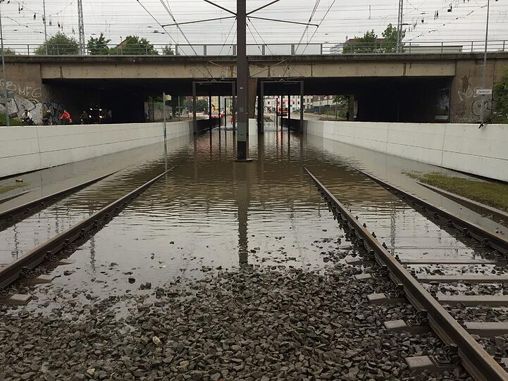 Überschwemmte Gleise in Rostock.
