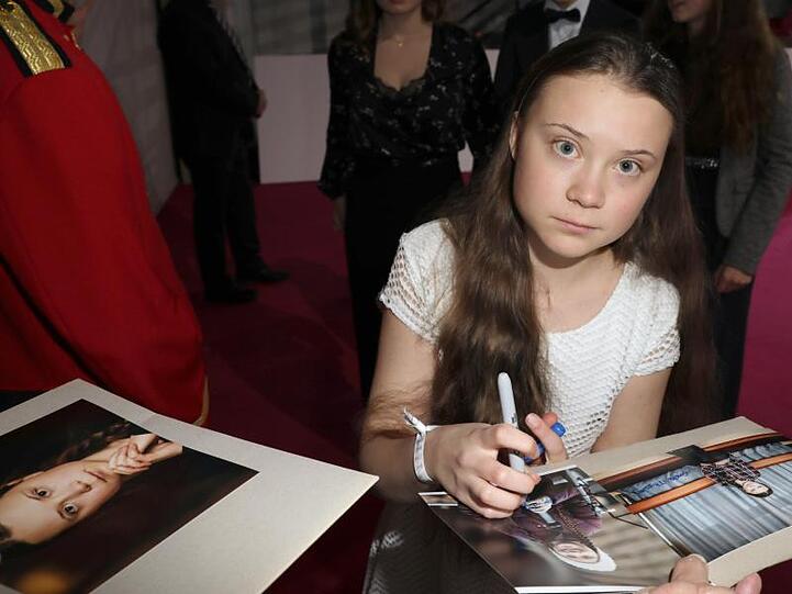 Die schwedische Umweltaktivistin Greta Thunberg gibt bei ihrer Ankunft zu der Verleihung der Goldenen Kamera den wartenden Fans Autogramme.