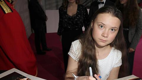 Die schwedische Umweltaktivistin Greta Thunberg gibt bei ihrer Ankunft zu der Verleihung der Goldenen Kamera den wartenden Fans Autogramme.