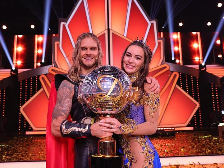 Rúrik Gíslason und Renata Lusin mit dem Tanz-Pokal nach ihrem Sieg im Jahr 2021.