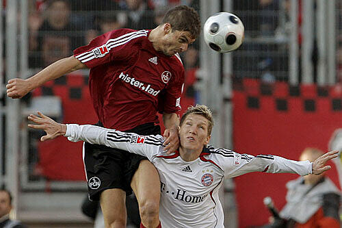 Auch gegen Nürnbergs Charisteas (l.) zweiter Sieger: Bastian Schweinsteiger