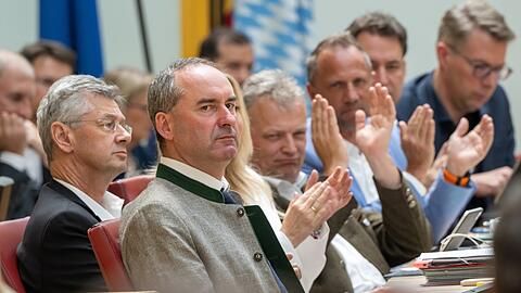 Hubert Aiwanger (Freie Wähler), Stellvertretender Ministerpräsident und bayerischer Staatsminister für Wirtschaft, Landentwicklung und Energie, bekommt im Plenarsaal des bayerischen Landtag nach seiner Regierungserklärung Applaus von der Regierungsbank. Und eine Watschn von Katharina Schulze.