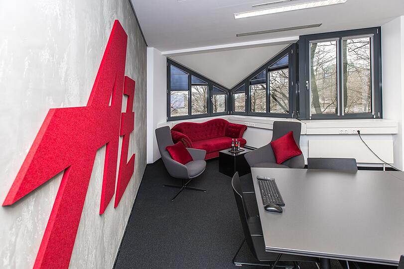 Highlight im Konferenzraum: Das rote Sofa.