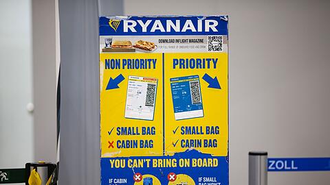 Die Beschwerde richtet sich auch gegen die Handgepäckregeln von Ryanair - die irische Fluggesellschaft sieht sich jedoch im Recht. (Archivbild)