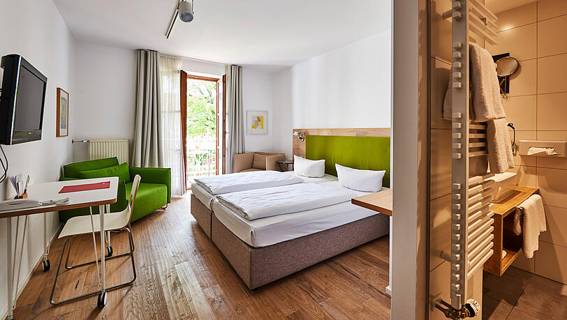 Ein Blick in die Zimmer im Hotel Fuchsbr&auml;u. Auch bei der Innenausstattung mit viel Holz legt das Vier-Sterne-Haus viel Wert auf Nachhaltigkeit.