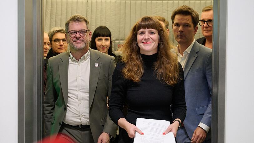 F&uuml;r Linke, Gr&uuml;ne und SPD - hier Spitzenpolitiker der drei Parteien auf dem Weg zu einem Pressestatement - ist der Weg zu einer Koalition in Berlin noch weit. (Archivbild)