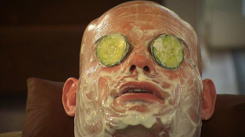 Der sensible Schweinebauer Michael (31) genießt die Gurkenmaske von 'Micha'.