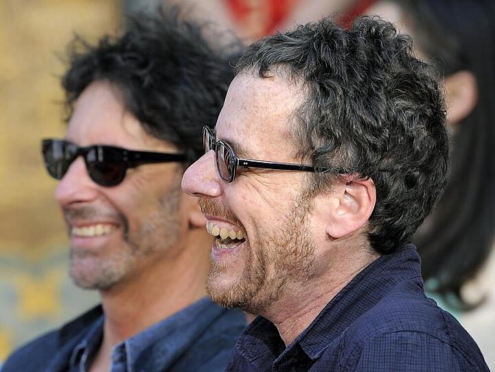 Endlich Grund zum Lachen: Joel (li.) und Ethan Coens Film "Inside Llewyn Davis" hat Preise eingeheimst
