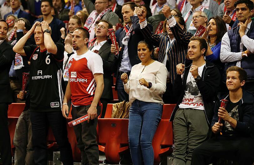 Dabei wurde mächtig mitgefiebert: (v.l.) Bastian Schweinsteiger, Franck Ribéry mit Frau Wahiba, Mario Götze und Bruder Fabian.