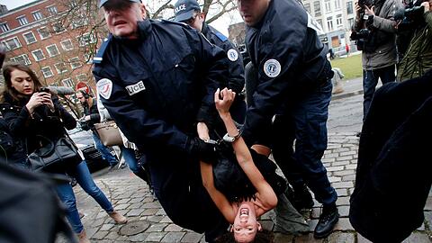 Vor dem Strauss-Kahm-Prozess: Femen-Frauen demontrieren mit blankem Busen.