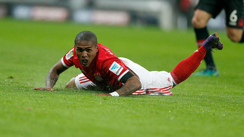 Grobes Foulspiel: Douglas Costa macht seinen Verbleib in München von einer Stammplatz-Garantie abhängig.