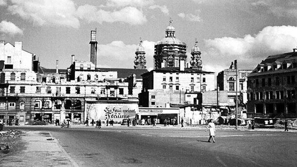Das "Luitpold-Theater" an der Brienner Straße 8, 1948. Links die Ruinen des "Café Luitpold".