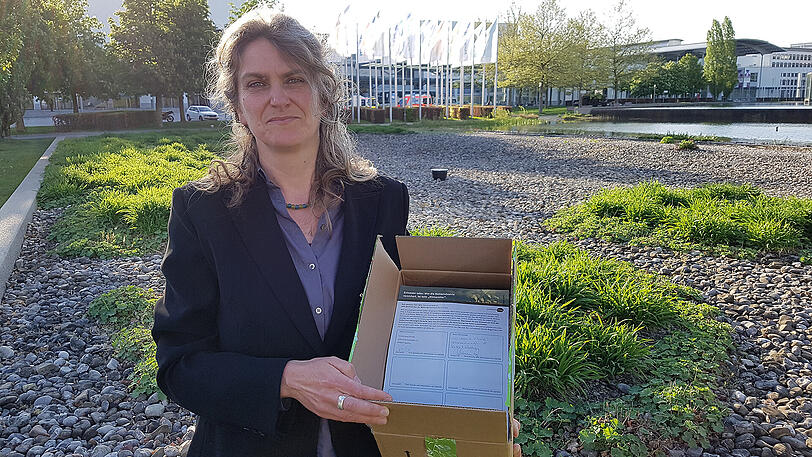 Regine Richter mit Unterschriften gegen Munich Re.