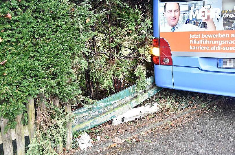 Die Bilder vom Verkehrsunfall in Waldtrudering: Ein Transporter kolldierte mit einem Linienbus, der nach dem Zusammenstoß in einem Vorgarten zum Stehen kam.