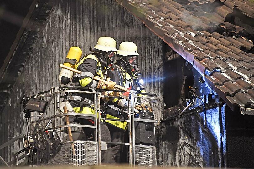 Das Feuer griff von der Garage auf das angrenzende Wohnhaus über.